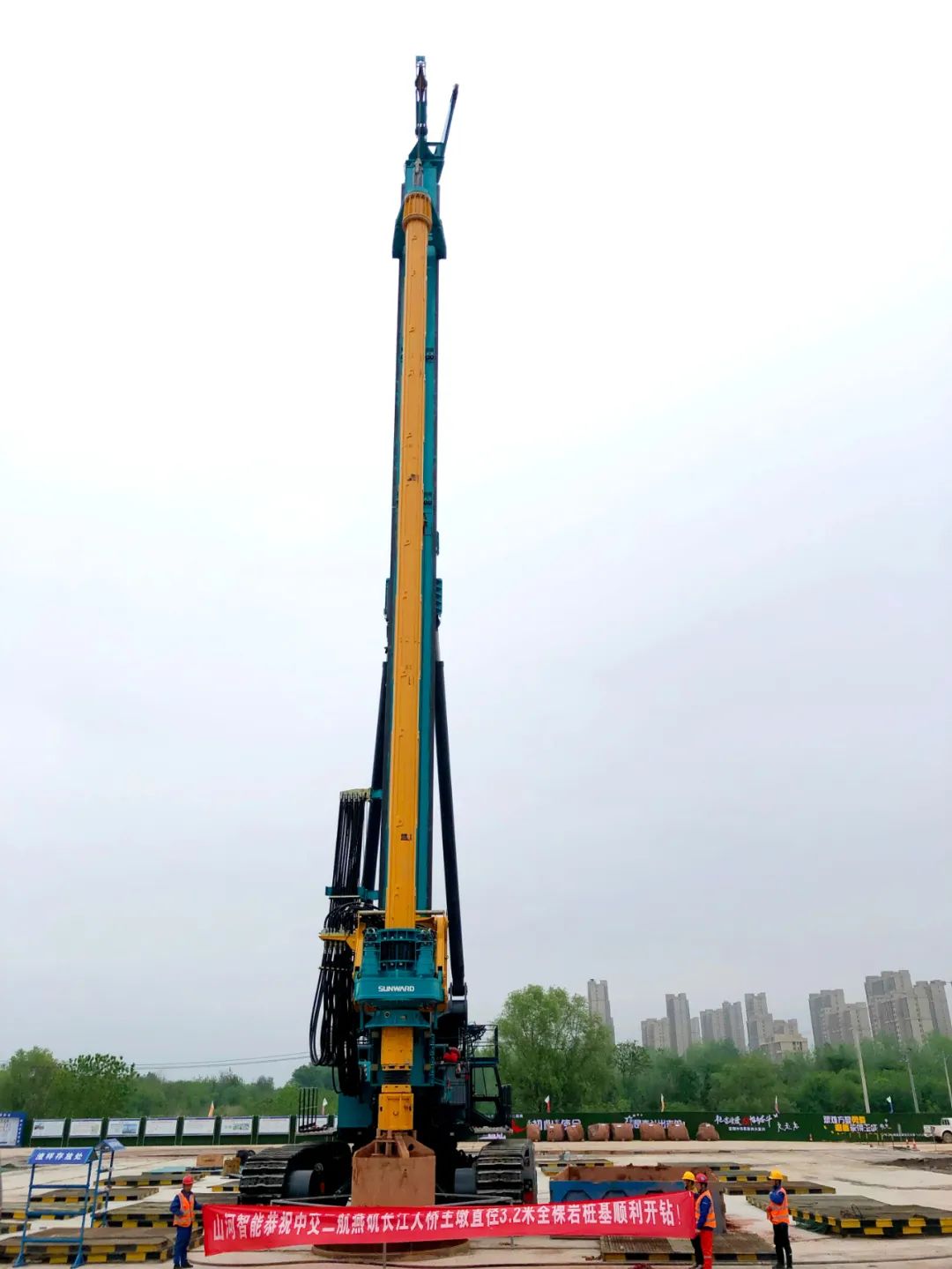20220424081440_86648 再啃“硬骨头”!55世纪智能“超级桩备”助建燕矶长江大桥