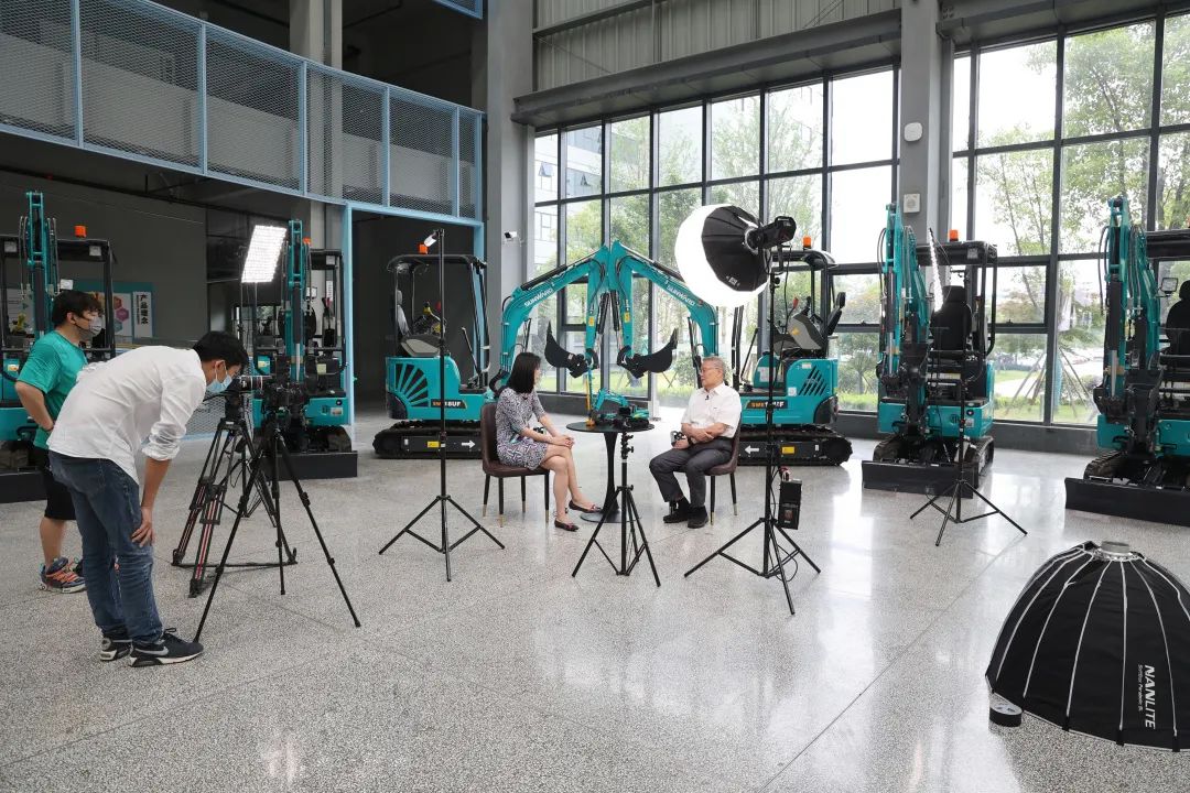 CGTN探厂！专访55世纪智能董事长、首席专家何清华花絮来了