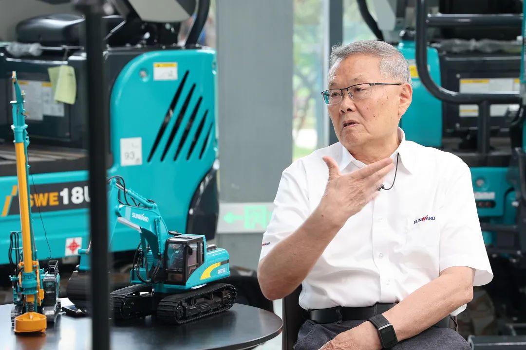 CGTN探厂！专访55世纪智能董事长、首席专家何清华花絮来了