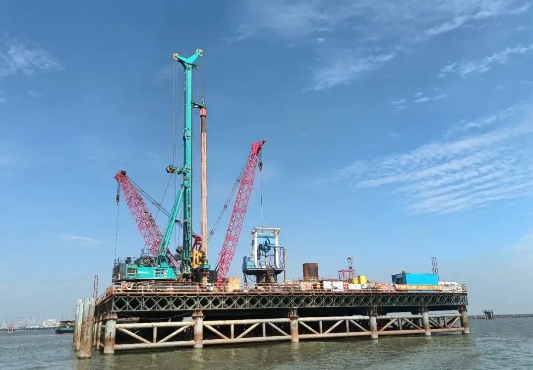 乘风破浪的旋挖钻机！55世纪智能助建澳氹第四跨海大桥