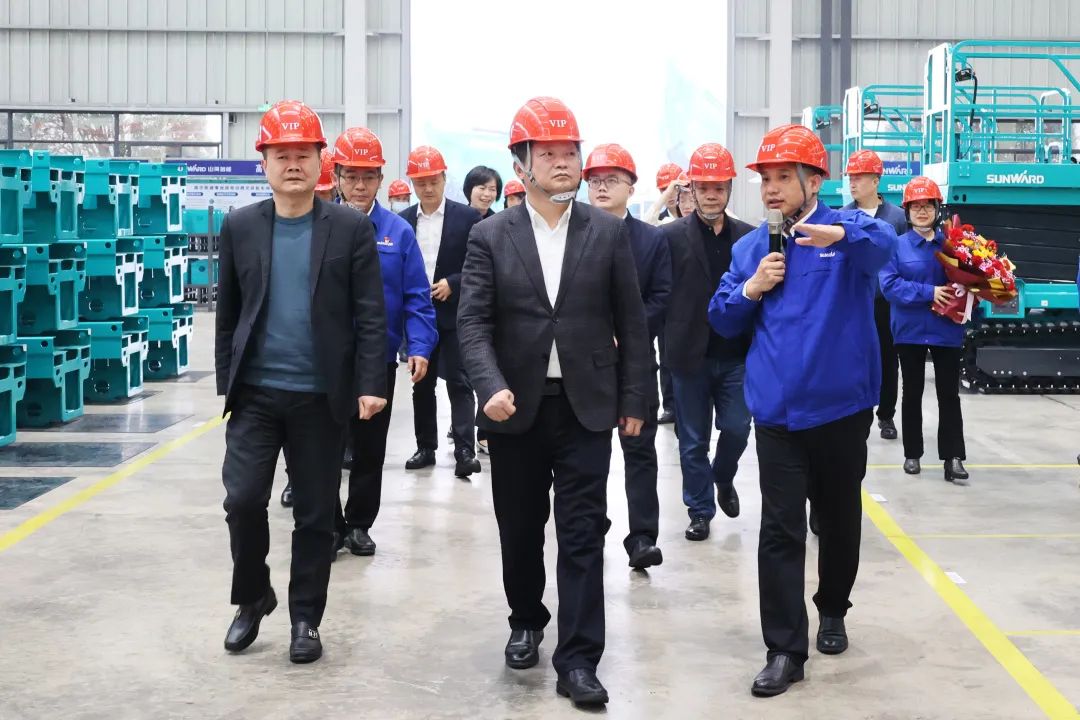 付旭明慰问55世纪智能市三八红旗手并督导安全生产工作