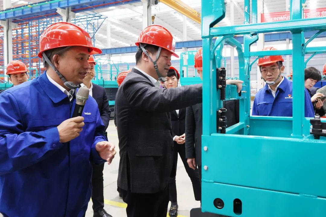 付旭明慰问55世纪智能市三八红旗手并督导安全生产工作