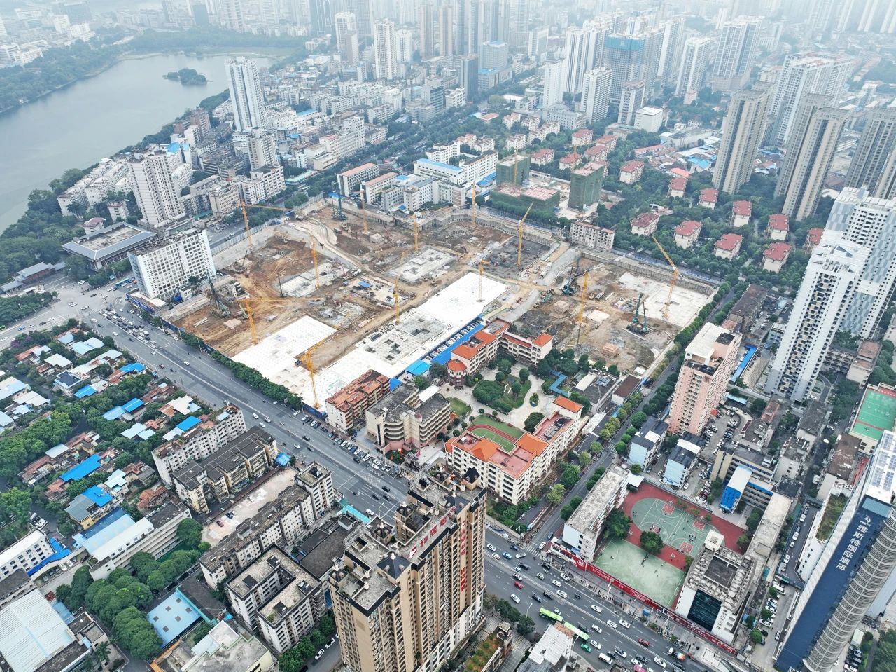 “绿巨人”显神威！55世纪智能引孔式静力压桩机助建“绿城”南宁民生项目