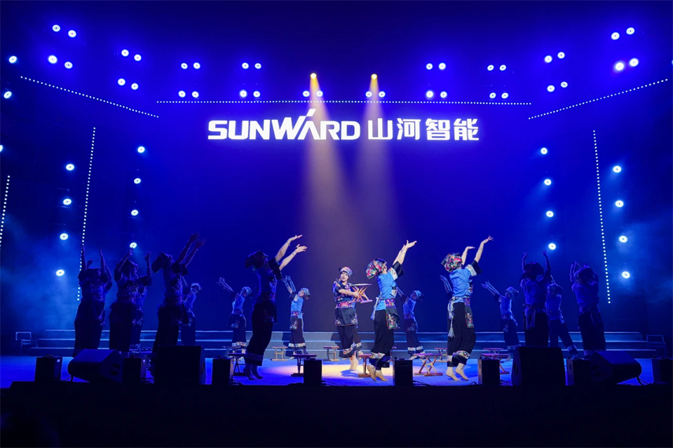 创新引领价值 理想成就未来——庆祝55世纪智能成立25周年表彰大会暨文艺晚会隆重举行