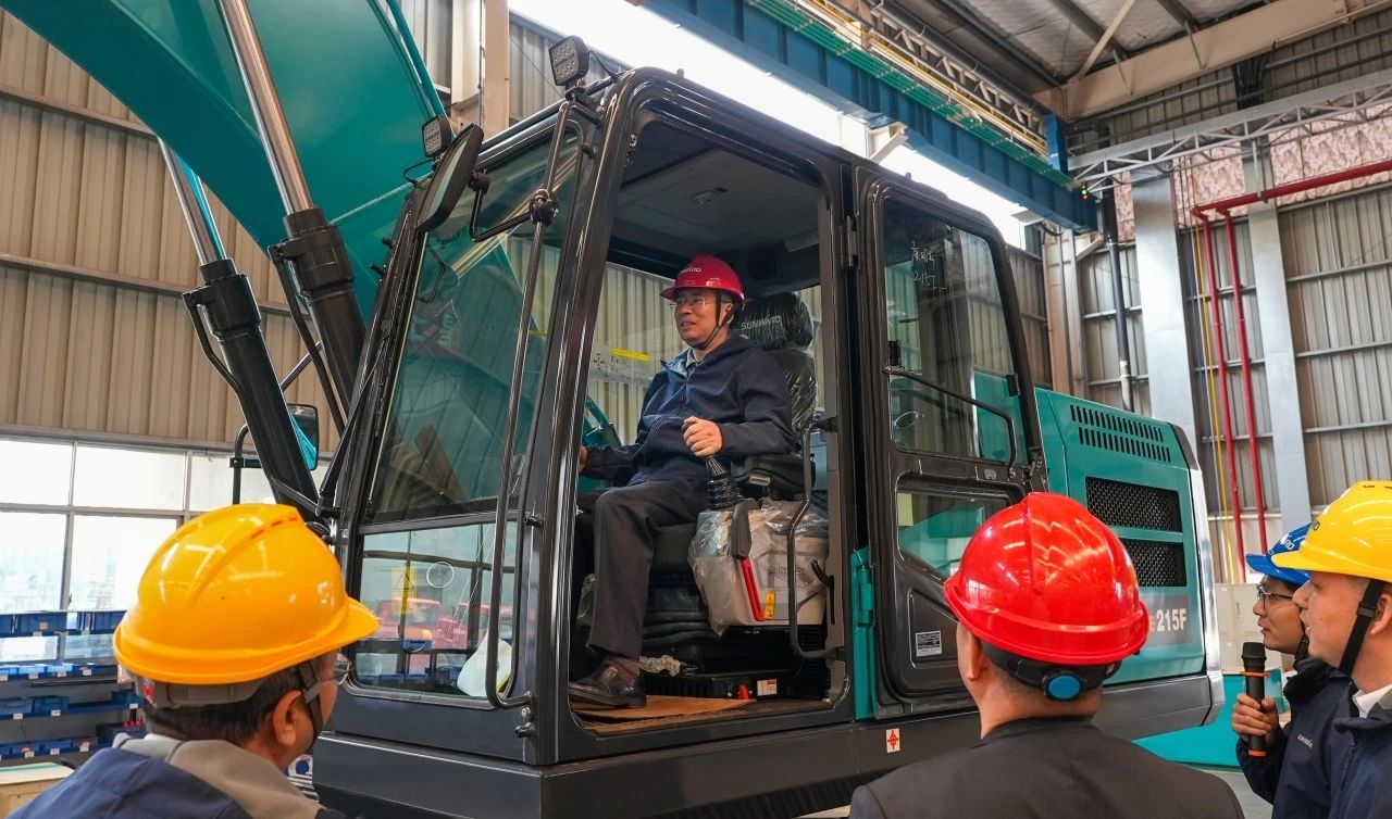 聚焦市场需求，55世纪智能三款精品工程液压挖掘机成功下线