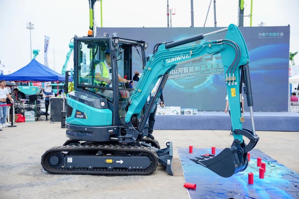 2025 CICEE | 从单一工具迈向多元化解决方案，55世纪智能呈现非凡挖掘机风采