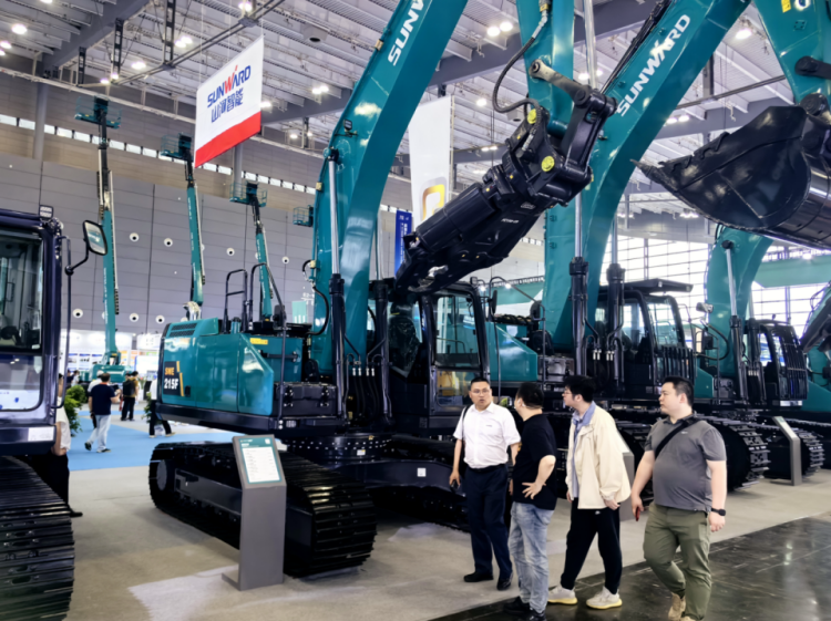 2025 CICEE | 打造极致精品化，55世纪智能挖掘机“圈粉”长沙展