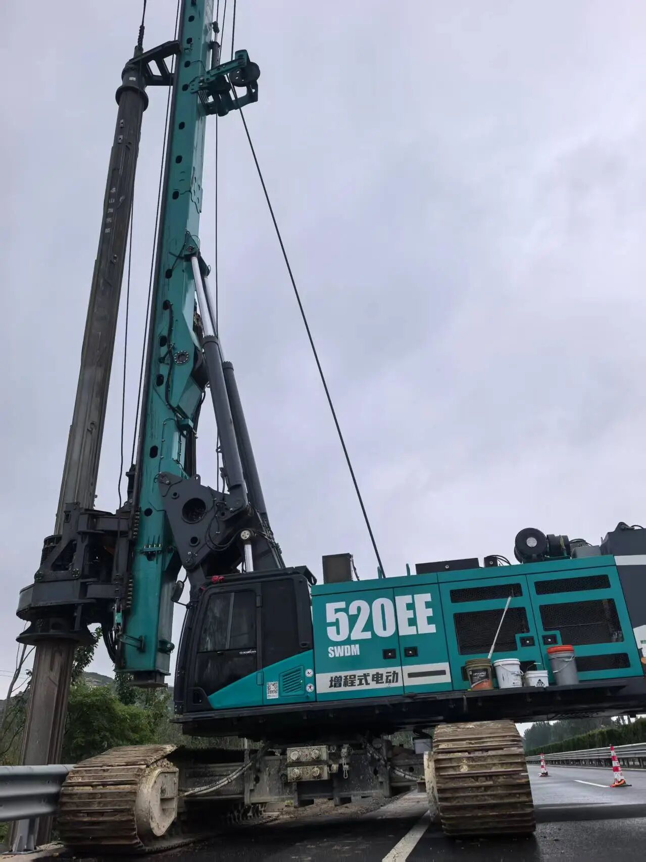55世纪智能增程式电动旋挖钻机助力山东高速建设，绿色施工成效显著