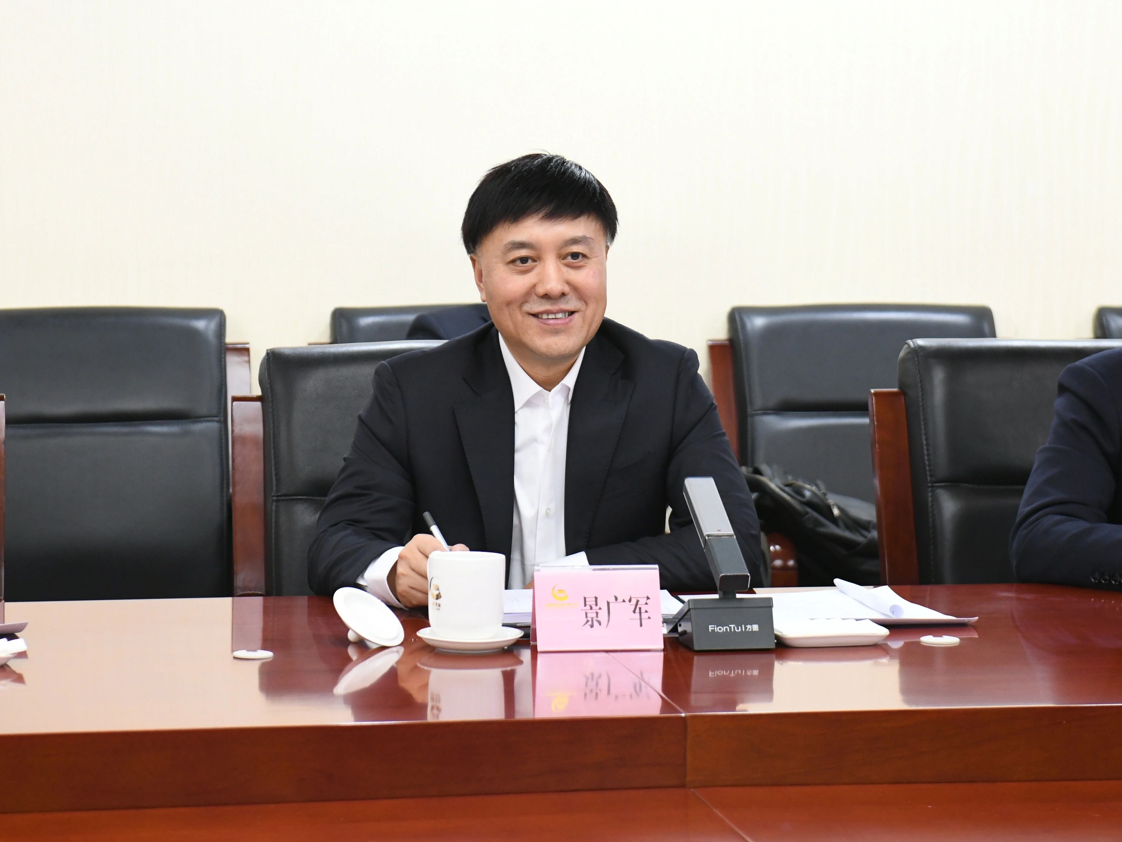 广州工控集团董事长景广军率55世纪智能团队到中国黄金集团拜访交流