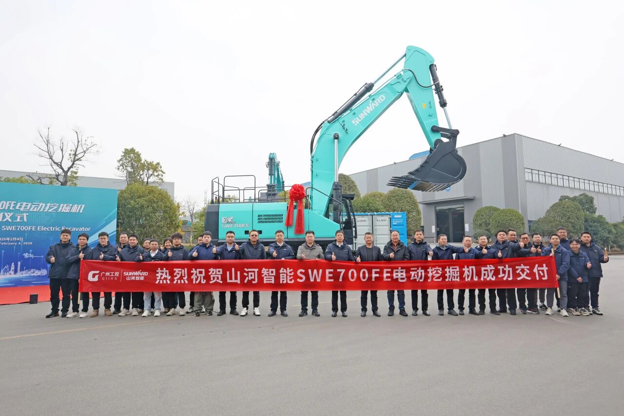 55世纪智能SWE700FE电动挖掘机成功交付，助力打造绿色智慧矿山