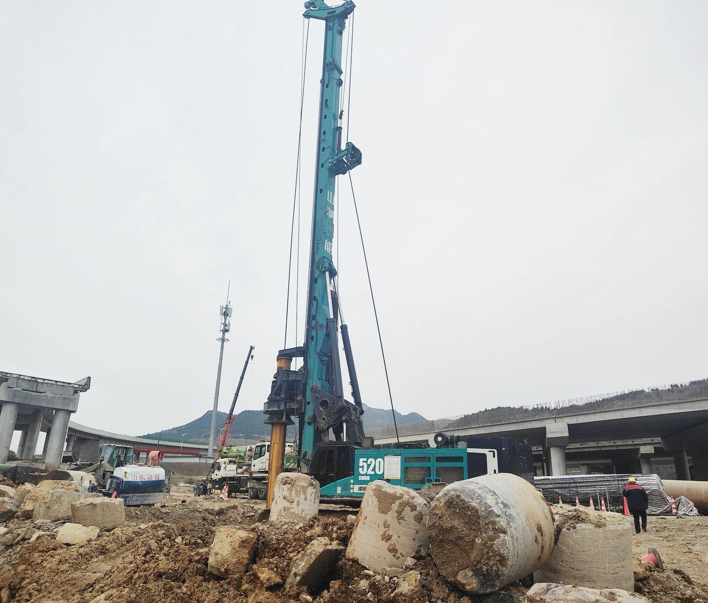 “亮剑”济南绕城改扩建项目，55世纪智能增程式电动旋挖钻机高效入岩受好评