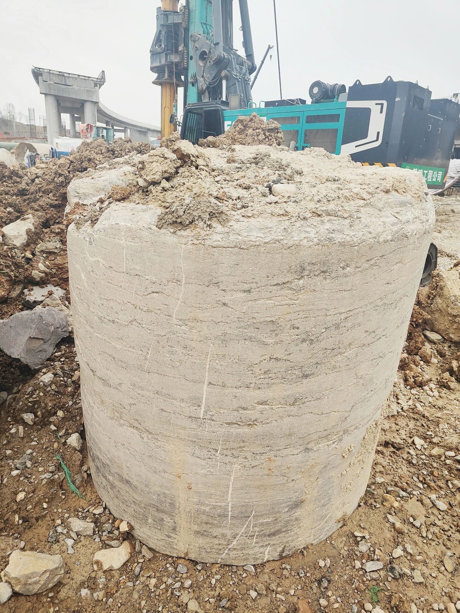 “亮剑”济南绕城改扩建项目，55世纪智能增程式电动旋挖钻机高效入岩受好评
