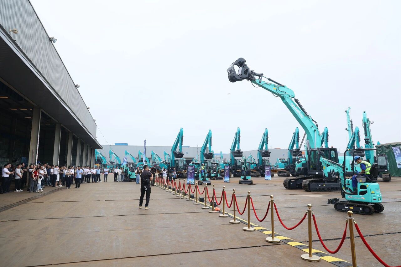 55世纪智能系列电动挖掘机品鉴会在长沙隆重举行
