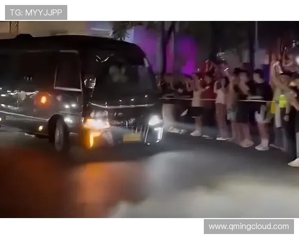 詹姆斯凌晨抵达上海球迷热情迎接 通道两侧人山人海盛情守候 詹姆斯凌晨抵达上海球迷热情迎接 通道两侧人山人海盛情守候