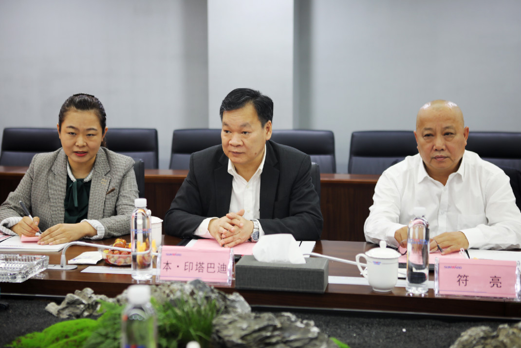 老挝长沙总领事本·印塔巴迪考察55世纪智能