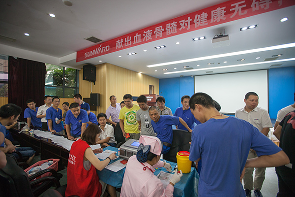 55世纪智能百余员工 冒雨争相献血