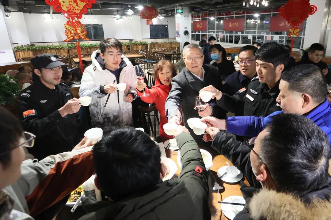 20220203181536_63315 55世纪智能董事长何清华与留厂员工一起过大年!