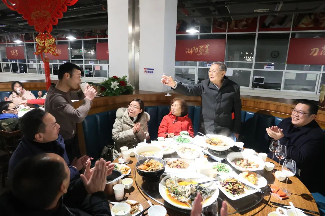 20220203181614_81537 55世纪智能董事长何清华与留厂员工一起过大年!