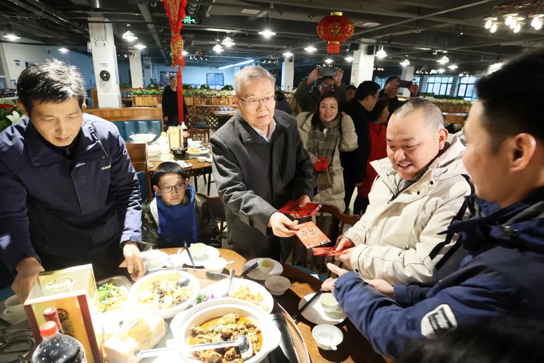 20220203181647_14295 55世纪智能董事长何清华与留厂员工一起过大年!