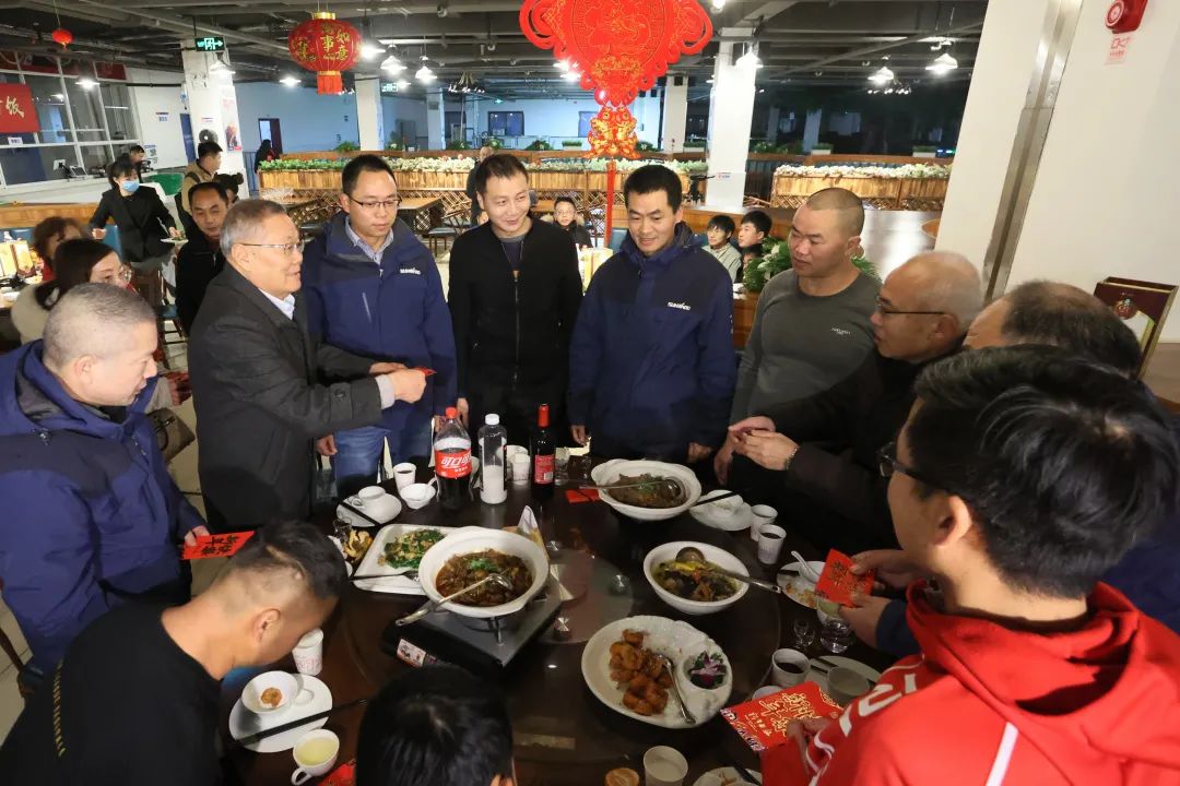 20220203181703_89739 55世纪智能董事长何清华与留厂员工一起过大年!