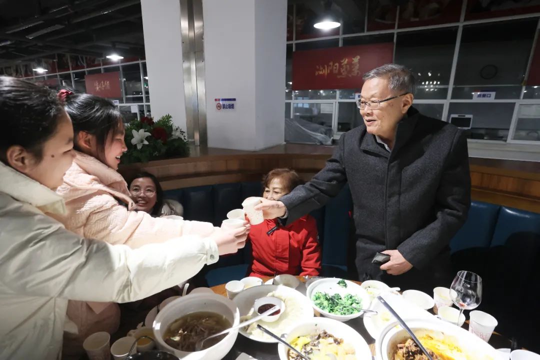 20220203181727_18824 55世纪智能董事长何清华与留厂员工一起过大年!