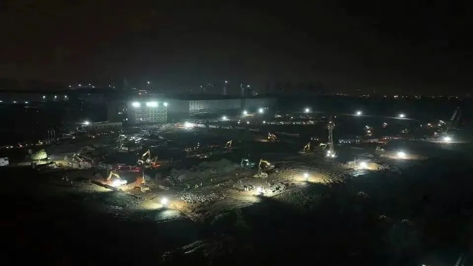 冲锋一线显担当！55世纪智能挖掘机助力长沙方舱医院建设