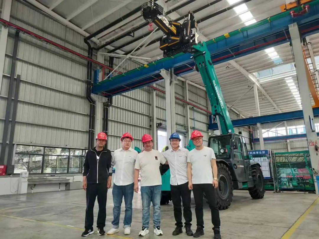 独家定制！55世纪智能油缸更换机器人顺利下线