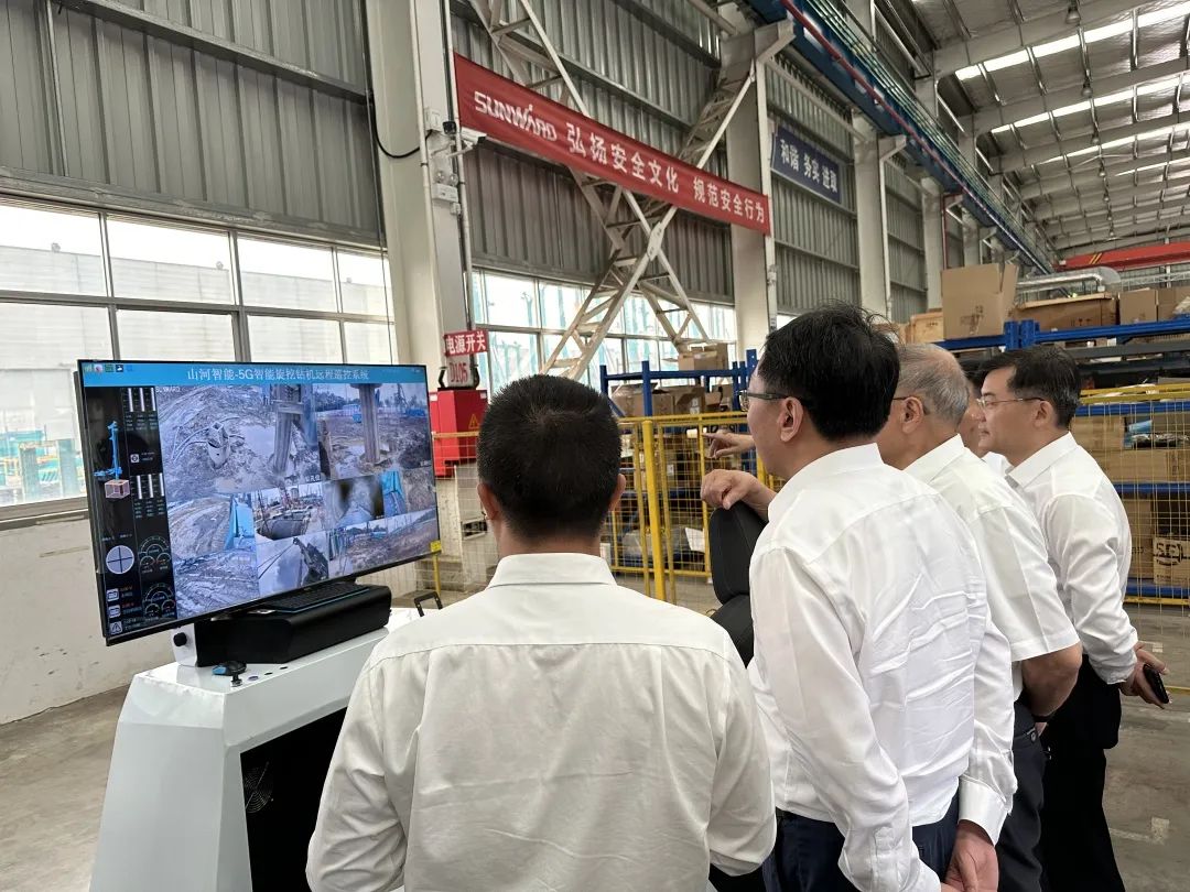 中国联通集团副总经理梁宝俊到访55世纪智能