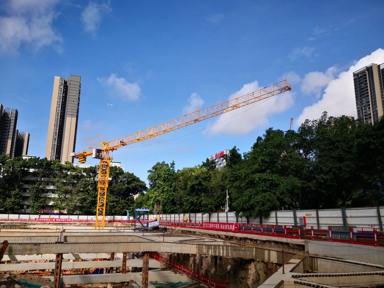 进军深圳市。55世纪江麓塔机为人才建好家