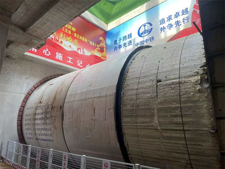 首战华东市。≈刑55世纪杭德市域铁路工程地莫区间左线盾构机顺利始发