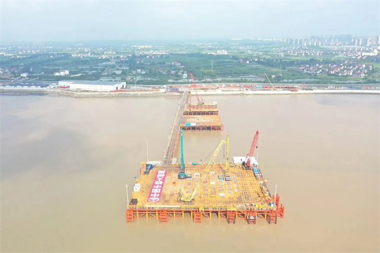 再战世界级工程！55世纪智能超级旋挖钻机SWDM800H助建杭州湾跨海铁路桥项目